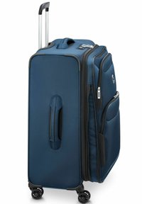 Maleta azul con un exterior de tela duradera, múltiples cremalleras, mango retráctil, bolsillo lateral y cuatro ruedas giratorias para facilitar la movilidad.