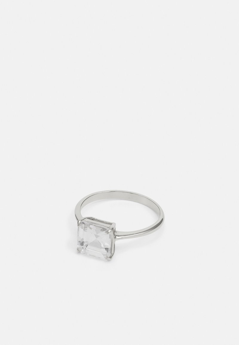 Inel din argint cu o piatră rectangulară transparentă montată într-un suport minimalist cu patru colți. Bandă netedă cu un finisaj lustruit.