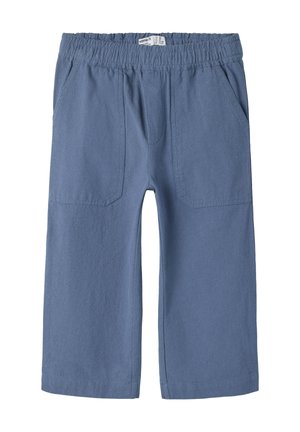 Hellblaue Kinderhose mit elastischem Bund, zwei aufgesetzten Vordertaschen und weitem Bein.