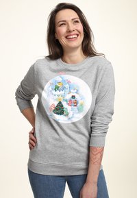 Grauer Sweatshirt mit einem kreisförmigen, bunten Winterlandschaftsprint, das ein Schloss, Bäume und Figuren zeigt. Weicher Stoff, gerippte Bündchen und Saum.
