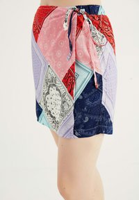 Mehrfarbige Shorts mit Bandana-Print, elastischem Bund und gebundenem Frontteil. Sie verfügen über verschiedene Texturen und Muster in Pink, Rot, Blau und Marine.