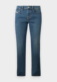 Jeans de mezclilla azul oscuro con un diseño de pierna recta, estilo de cinco bolsillos y un ligero desgaste. Presenta un botón de metal y trabillas para el cinturón.