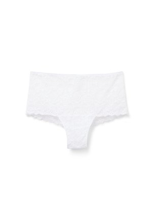Biancheria intima hipster da donna in pizzo bianco con motivo floreale e bordi smerlati, distesa su uno sfondo bianco.