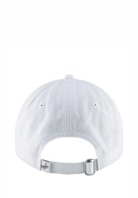 Weißer Baseballcap mit flacher Krempe, aus robustem Stoff. Verfügt über einen verstellbaren Riemen auf der Rückseite und ein kleines Logoetikett auf der Rückseite.