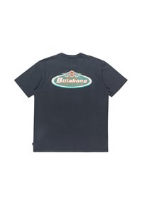 Camiseta de algodón azul oscuro con mangas cortas. Presenta un gran logo circular de Billabong en blanco, naranja y verde azulado en la parte posterior.