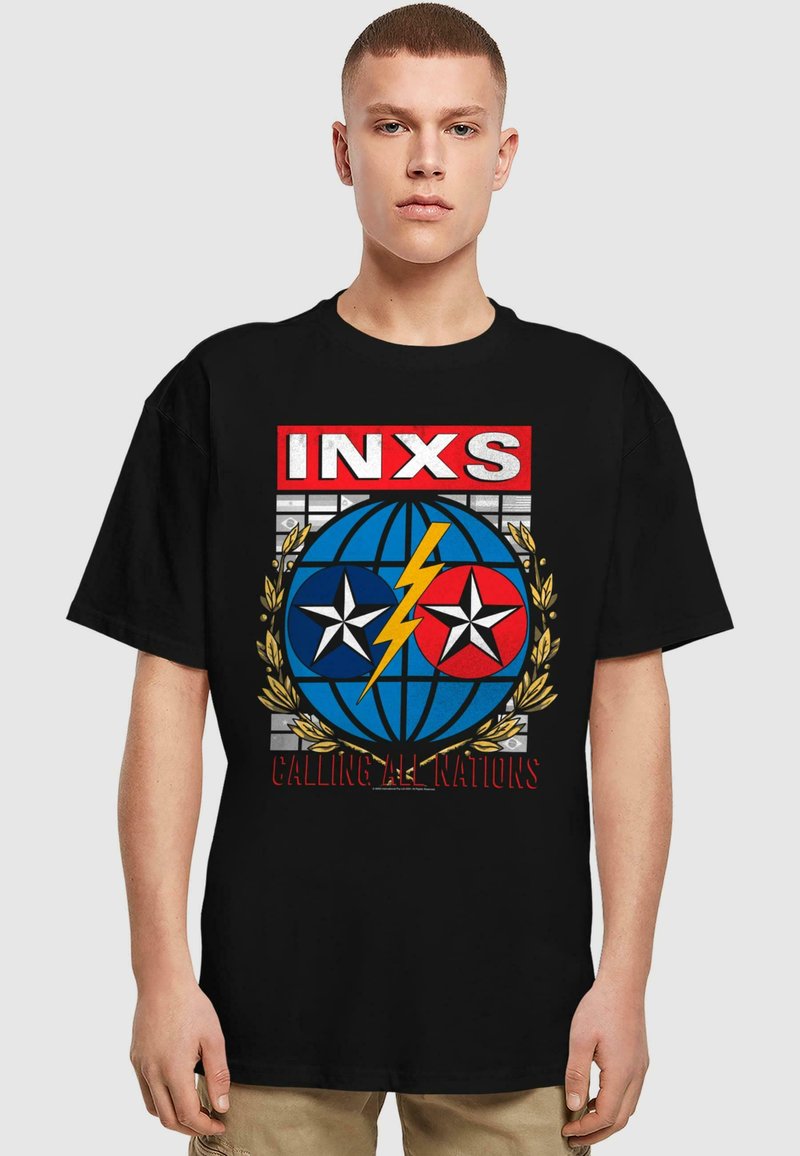 Sort bomulds t-shirt med et farverigt INXS grafik, der inkluderer stjerner og en globus, detaljeret med et lyn og laurbær accenter.