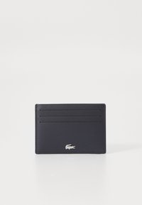 Cardholder din piele navy, cu patru sloturi pentru carduri, o textură netedă și un mic accent cu logo argintiu în partea de jos.