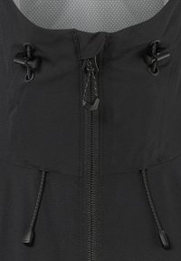 Schwarze Outdoor-Jacke mit durchgehendem Reißverschluss, verstellbaren Kordeln und strukturiertem Stoff. Sie hat ein einfaches, funktionales Design.