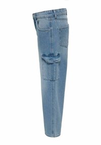 Pantalones cargo de mezclilla azul claro con un corte recto, que cuentan con un bolsillo lateral y bolsillos traseros. Textura suave, presillas para el cinturón y una pierna ligeramente ajustada.