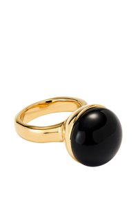 Bague en or avec un large anneau, mettant en valeur une grande pierre précieuse noire sphérique, lisse et polie, sur le dessus.