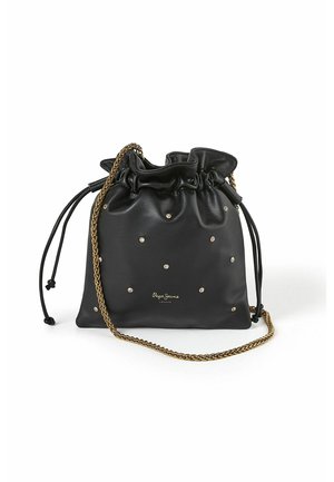Zwarte leren handtas met trekkoord, kleine gouden studs, gouden kettingbandje en Pepe Jeans London-logo voorop.