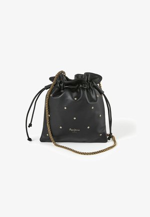 Bolso de mano de cuero negro con cuerda ajustable, pequeños remaches dorados, asa de cadena dorada y logo de Pepe Jeans London en el frente.