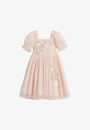 Różowa sukienka z bufkami, zdobiona haftem kwiatowym, zebranym w talii i warstwową spódnicą. Miękki materiał o lekkim, teksturowanym wykończeniu.