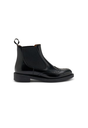 Botas Chelsea de piel negra con paneles elásticos laterales, detalles de brogue en la punta, tirador y una suela de goma plana y baja. Acabado suave.