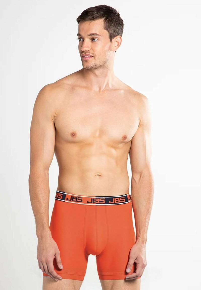 Herre orange boxershorts med en sort branded talje, lavet af et glat stof; tætsiddende design med midt-lår længde.
