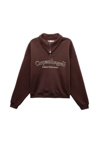 Sudadera marrón con un cuello alto, que presenta un cierre de media cremallera y el texto "Departamento Atlético de Copenhague" en blanco. Tejido suave y corte relajado.