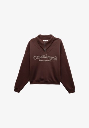 Sudadera marrón con un cuello alto, que presenta un cierre de media cremallera y el texto "Departamento Atlético de Copenhague" en blanco. Tejido suave y corte relajado.
