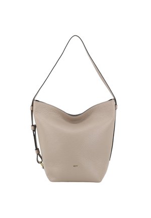 Sac à main en cuir beige clair avec une texture lisse, un sommet arrondi et une bandoulière ajustable. Logo subtilement placé en bas.