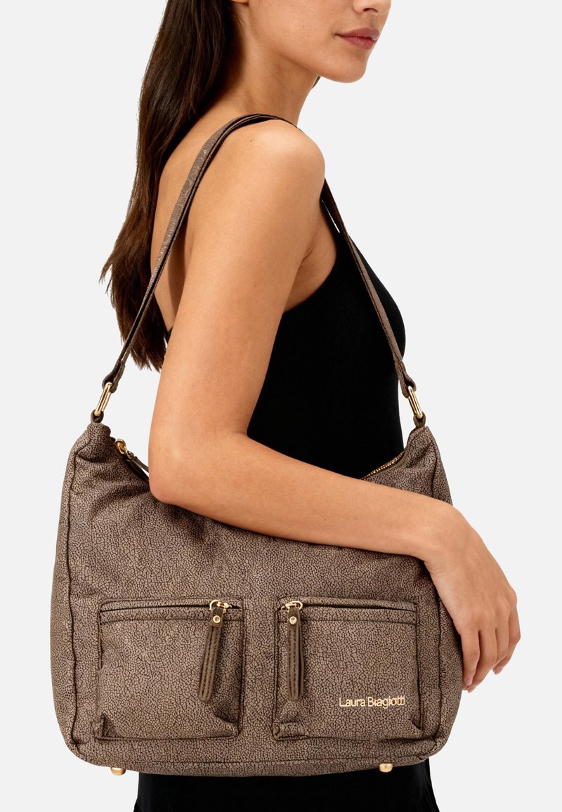 Borsa marrone con texture, dotata di due tasche frontali con cerniera, dettagli in metallo dorato e una tracolla singola. Logo visibile sul davanti.