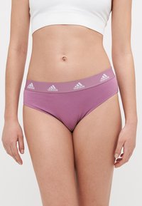 Fialové vysoké kalhotky Adidas vyrobené z měkké tkaniny, se širokým elastickým pasem, značkovými akcenty a hladkým povrchem.