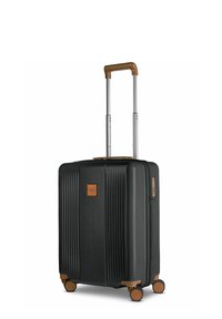 Valigia rigida nera con texture a righe verticali, inserti in pelle marrone, manico retrattile e quattro ruote girevoli per la mobilità.