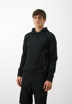 Schwarzer Kapuzenpullover aus weichem Stoff, mit einer frontalen Kängurutasche mit Reißverschluss, verstellbarem Zugband an der Kapuze und gerippten Bündchen.