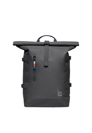 Czarny plecak z zamknięciem typu roll-top, przednią kieszenią na zamek, regulowanymi bocznymi paskami, kolorową pętlą i logo "GOT BAG" w dolnym prawym rogu.