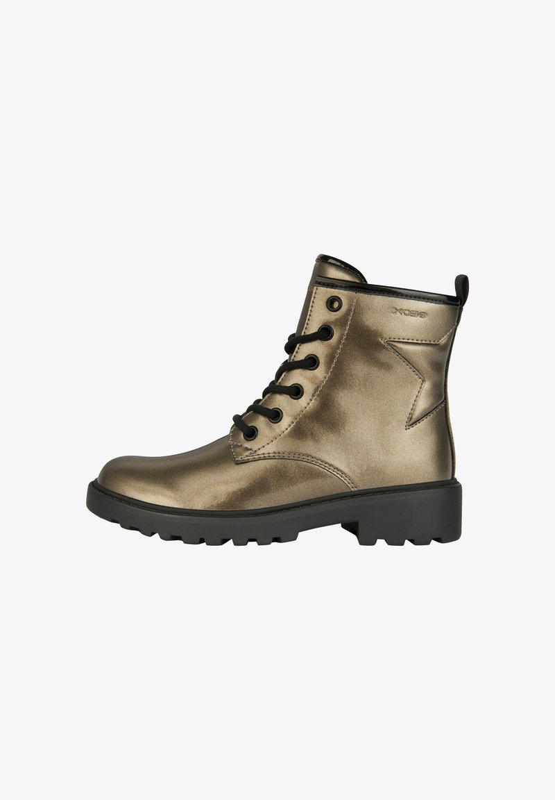 Bottine en bronze métallique avec semelle noire, design à lacets, surface texturée et accent étoile sur le côté extérieur. Semelle en caoutchouc pour une traction optimale.