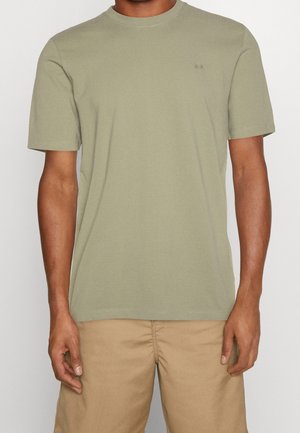 T-shirt à manches courtes olive en coton, avec un col ras du cou et un discret logo sur la poitrine, texture lisse.