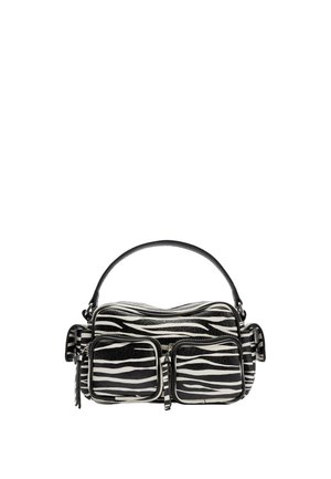 Czarna i biała torebka w paseczki zebry z uchwytem na górze, dwoma przednimi kieszeniami na suwak oraz bocznymi kieszonkami na białym tle.