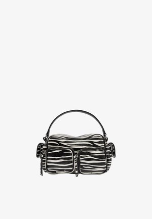 Czarna i biała torebka w paseczki zebry z uchwytem na górze, dwoma przednimi kieszeniami na suwak oraz bocznymi kieszonkami na białym tle.