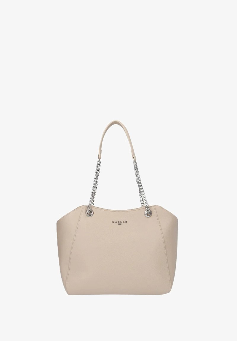 Borsa tote sintetica beige con doppi manici a catena, bordi arrotondati e un sottile logo decorativo sulla parte frontale. Texture liscia con un design strutturato.