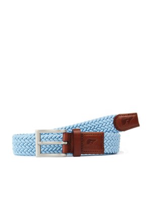 Cintura in tessuto azzurro chiaro intrecciato con fibbia rettangolare argentata e dettagli in pelle marrone, distesa su uno sfondo bianco.