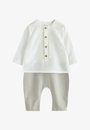 Maglietta bianca per neonati a maniche lunghe con bottoni in legno e ricamo, abbinata a pantaloni per neonati grigio chiaro con trama.
