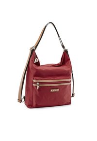 Rote Nylon-Umhängetasche in Halbmondform mit einer Frontreißverschlusstasche, beigen Lederakzenten, silberner Hardware und einem Schlüsselanhänger als Dekoration.