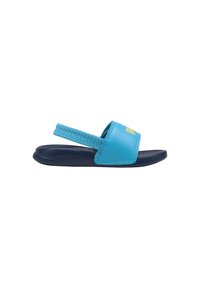 Blauwe en marineblauwe kindersandalen met verstelbare achterkant en gevoerde zool, met een gele merklogo op de voorste band.