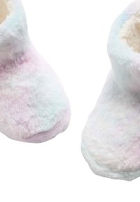 Puszyste, pastelowe kapcie o miękkiej, pluszowej fakturze. Kształt jest zaokrąglony, z konstrukcją typu slip-on i przytulnym wewnętrznym wykończeniem.