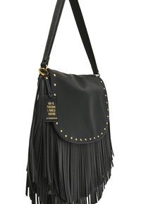 Borsa a mano in pelle nera con dettagli in frange, borchie dorate e patta pieghevole. Include una targhetta decorativa. Tracolla regolabile.