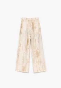 Spodnie typu wide-leg wykonane z lekkiego materiału, charakteryzujące się beżowym i kremowym wzorem tie-dye, teksturowaną powierzchnią oraz elastyczną talią.