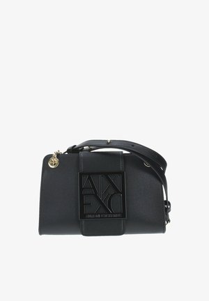 Borsa strutturata nera realizzata in materiale sintetico testurizzato. Presenta un logo nero in evidenza sul davanti, una tracolla rimovibile e dettagli dorati.