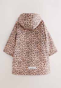 Rosa Regenjacke mit Leopardmuster, mit Kapuze und kurzen Ärmeln. Verfügt über einen reflektierenden Akzent nahe dem Saum.