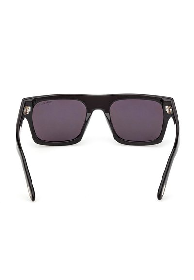 Gafas de sol rectangulares negras con montura gruesa y lentes de tono oscuro, mostradas de frente sobre un fondo blanco.