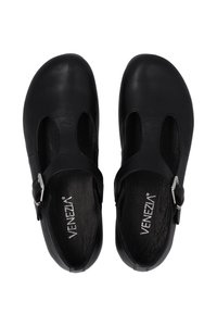 Schwarze Leder-Mary-Jane-Schuhe mit Ausschnitten, runder Zehenpartie und verstellbarem Riemen. Glatte Textur und dezente Markenkennzeichnung innen sichtbar.