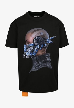 Czarna koszulka z grafiką twarzy cyborga z mechanicznymi elementami w odcieniach niebieskiego i srebrnego. Zawiera projekt tatuażu smoka na głowie.