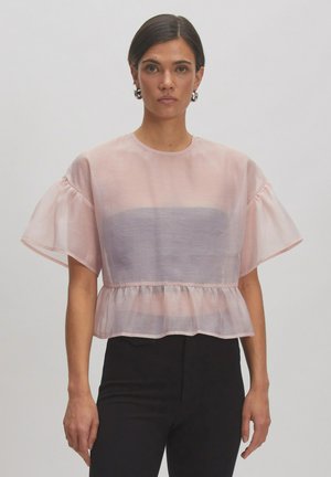 Lichte, doorschijnende blouse in pastelroze met korte, uitlopende mouwen, een iets gegatherde peplumzoom en een effen paarse strook over de borst.