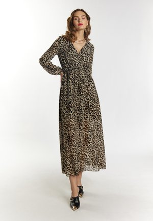 Maxi-jurk met luipaardprint, lange mouwen en een diepe V-hals. Gemaakt van lichte stof, taillering en in combinatie met zwarte hakken.