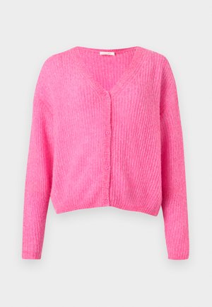 Lyserød ribbestrikket cardigan med lange ermer, V-hals og knappestolpe foran på en ensfarget lys bakgrunn.