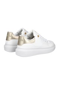 Zapatillas de cuero blancas con un acento dorado en el talón, que cuentan con una suela de goma blanca texturizada y un diseño clásico de cordones.