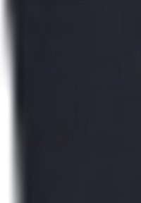 Svart tyg med en slät textur som har en lätt glänsande yta. Kanten har ett rent, rakt snitt utan synlig sömnad.