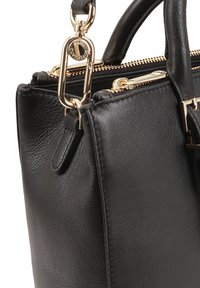 Zwarte leren handtas met gouden hardware, voorzien van dubbele handvatten bovenaan en een rits sluiting, met een gestructureerd oppervlak en accenten.